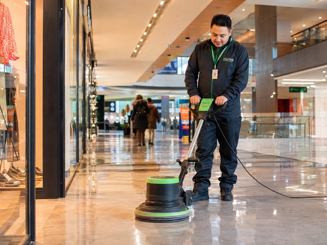 Operario de Mantiene abrillantando el piso de un centro comercial