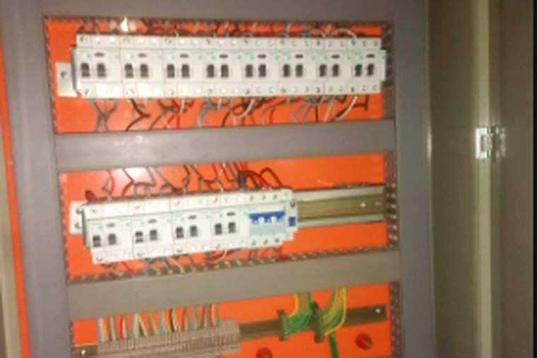 Tablero eléctrico intervenido por Mantiene