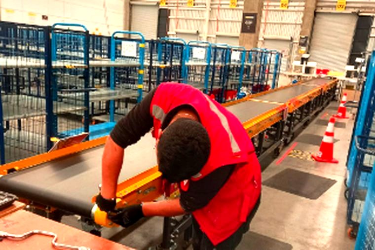 Personal de Mantiene en un centro de distribución