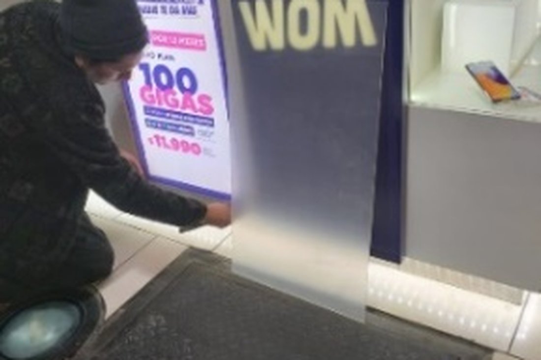 Técnico de Mantiene interviniendo una cámara bajo el piso de una tienda