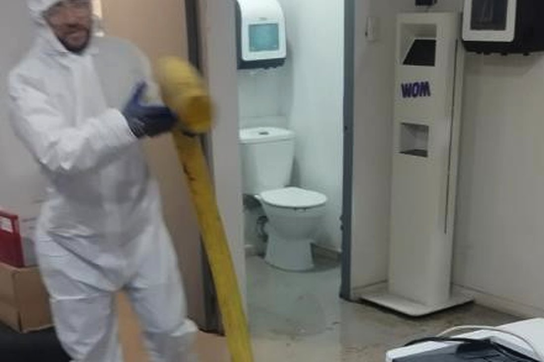 Personal de Mantiene con traje de protección ejecutando una intervención sanitaria