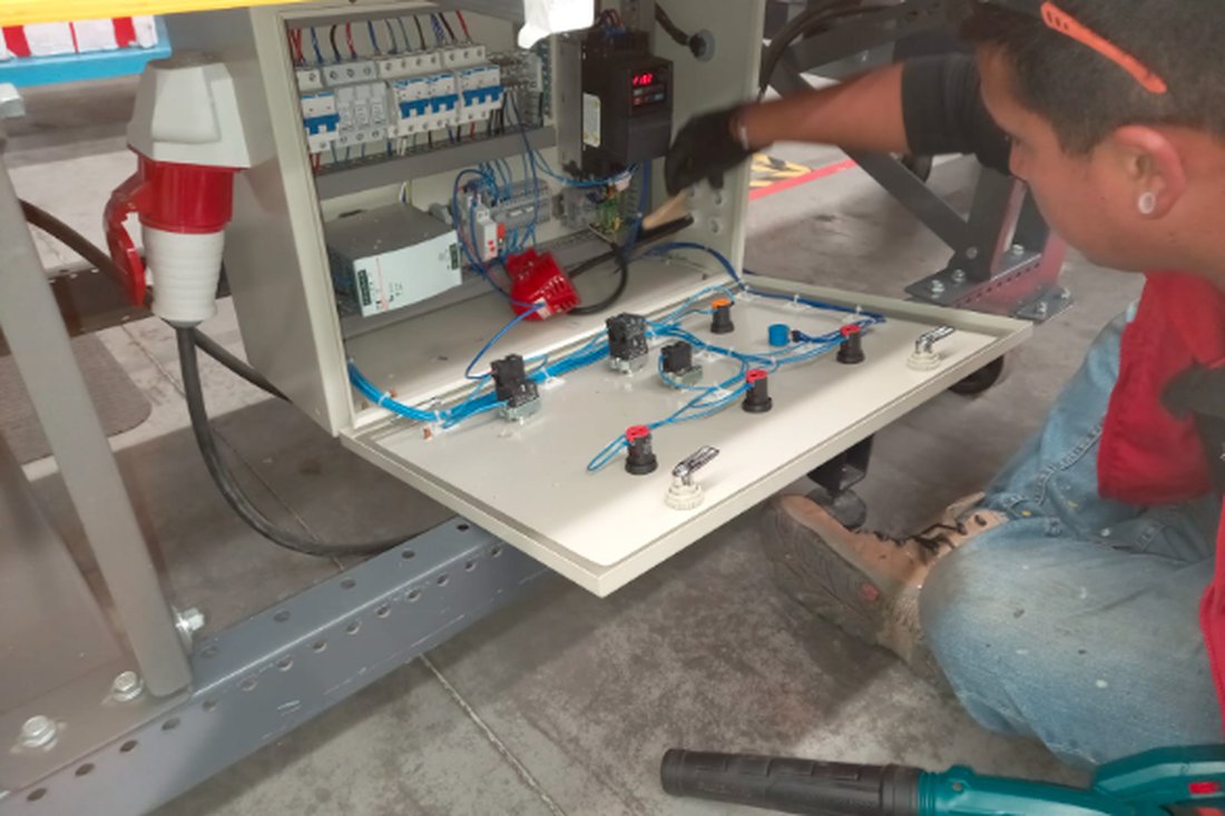 Técnico de Mantiene interviniendo un tablero eléctrico de fuerza