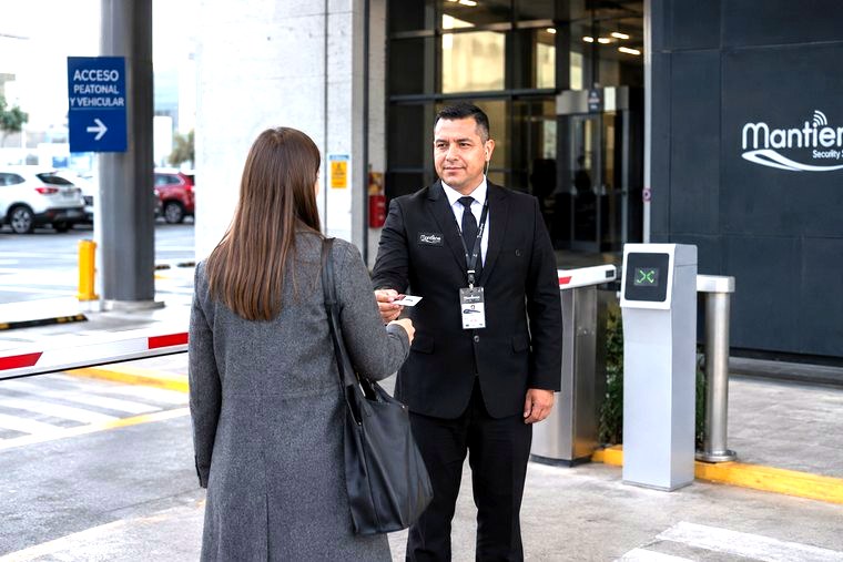 Portero de Mantiene en el acceso peatonal y vehicular de una instalación