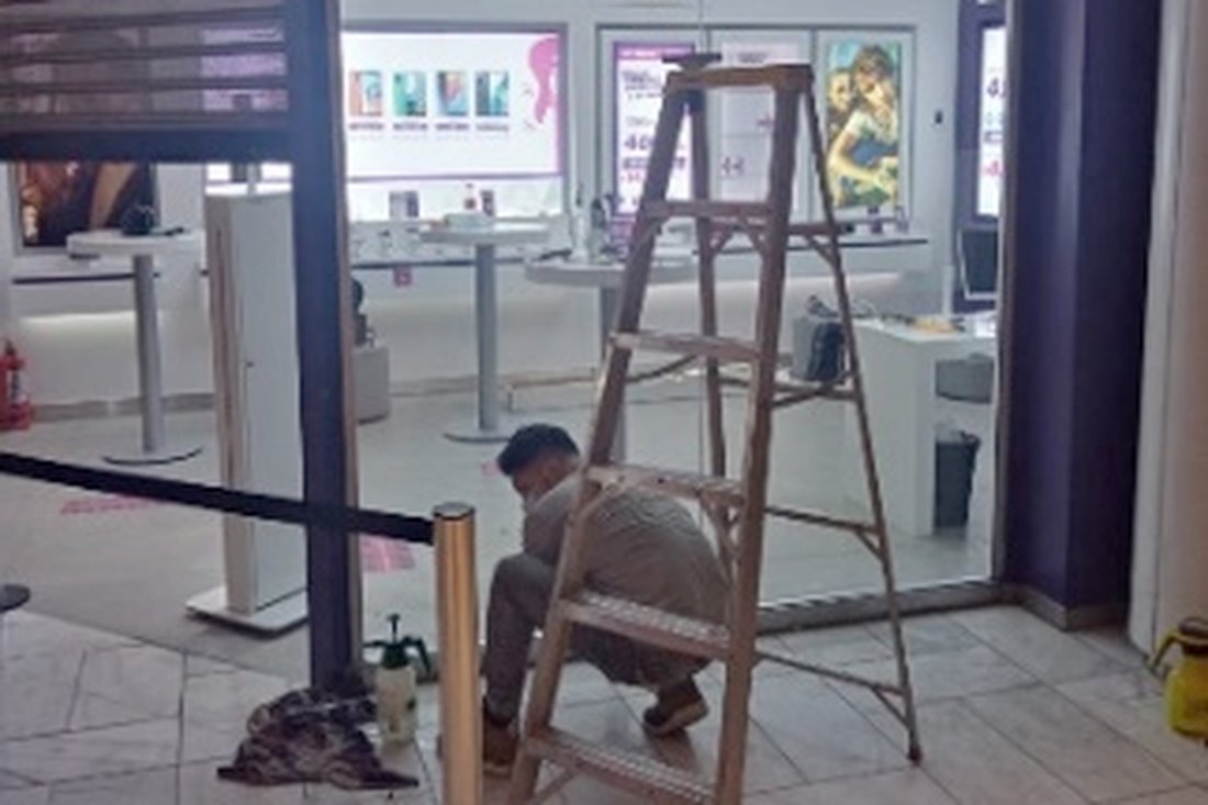 Técnico de Mantiene trabajando en la remodelación de un local sin cerrar la tienda