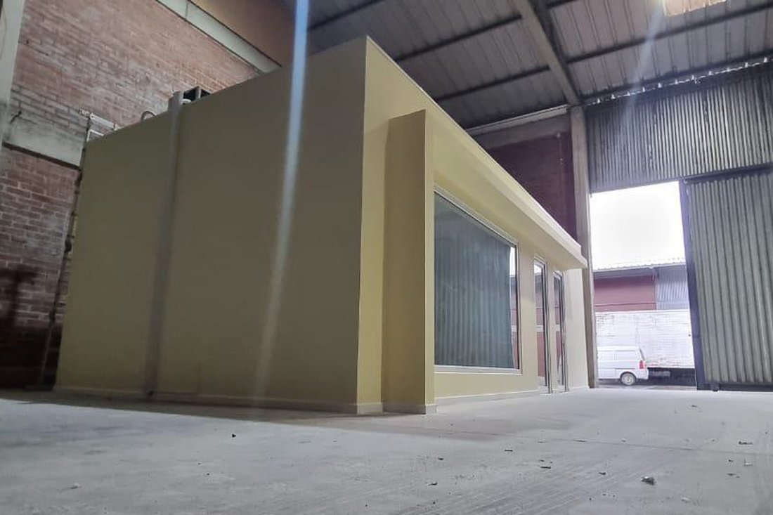 Oficinas modulares construidas por Mantiene dentro de una bodega